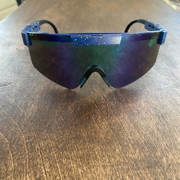 Sunglasses - Picture 2 of 5